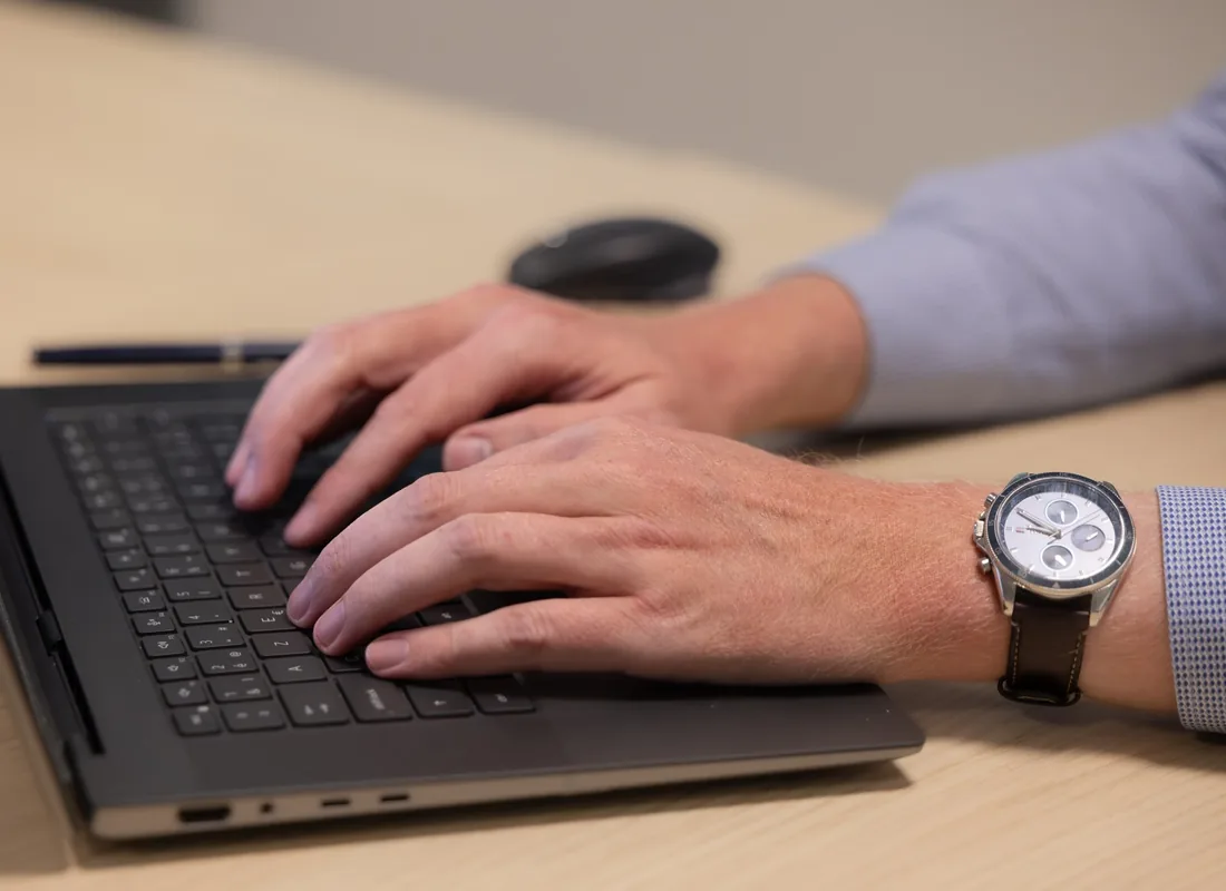 Aan het werk op de laptop: een automatisering bouwen