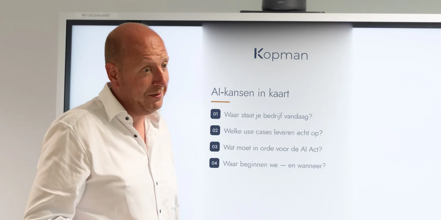 Philippe Goris licht de AI-aanpak toe op het scherm, met het Kopman-overzicht erop